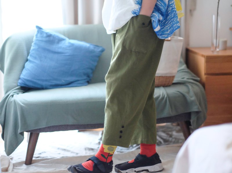 中厚版橄欖綠色寬褲 鬆緊帶腰圍平量最小35公分 最大彈性到66左右 幾乎所有身材都可以穿 男女都可以穿