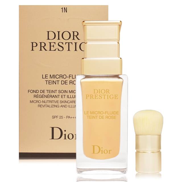 迪奧精萃再生花蜜微導粉底，將頂級保養與底妝做最完美的結合。蘊含萃取自岡維拉玫瑰的20種玫瑰微營養素，滋養暗沉疲憊肌，有效恢復肌膚油水平衡，使肌膚彈力澎潤，全天候保濕潤澤。成分中調和了創新色彩成分：玫瑰