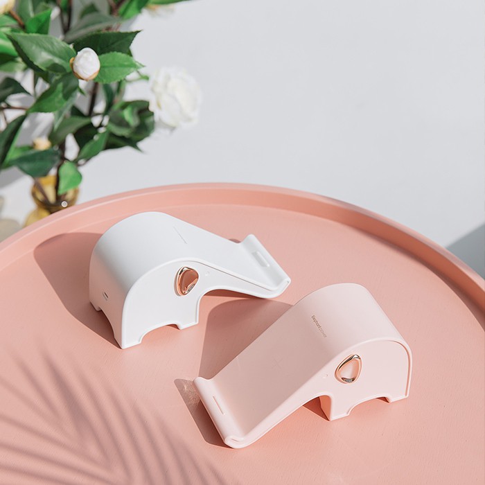 大象無限充電座(WC-01)一樣物品搞定多樣事！ 如同一隻手搞定多樣事～省時省錢又環保的商品盡在「禮品世界」！商品介紹．可愛小象設計，可放在書枱及辦公室枱上使用．手機座及充電板二合為一，放上手機同時進