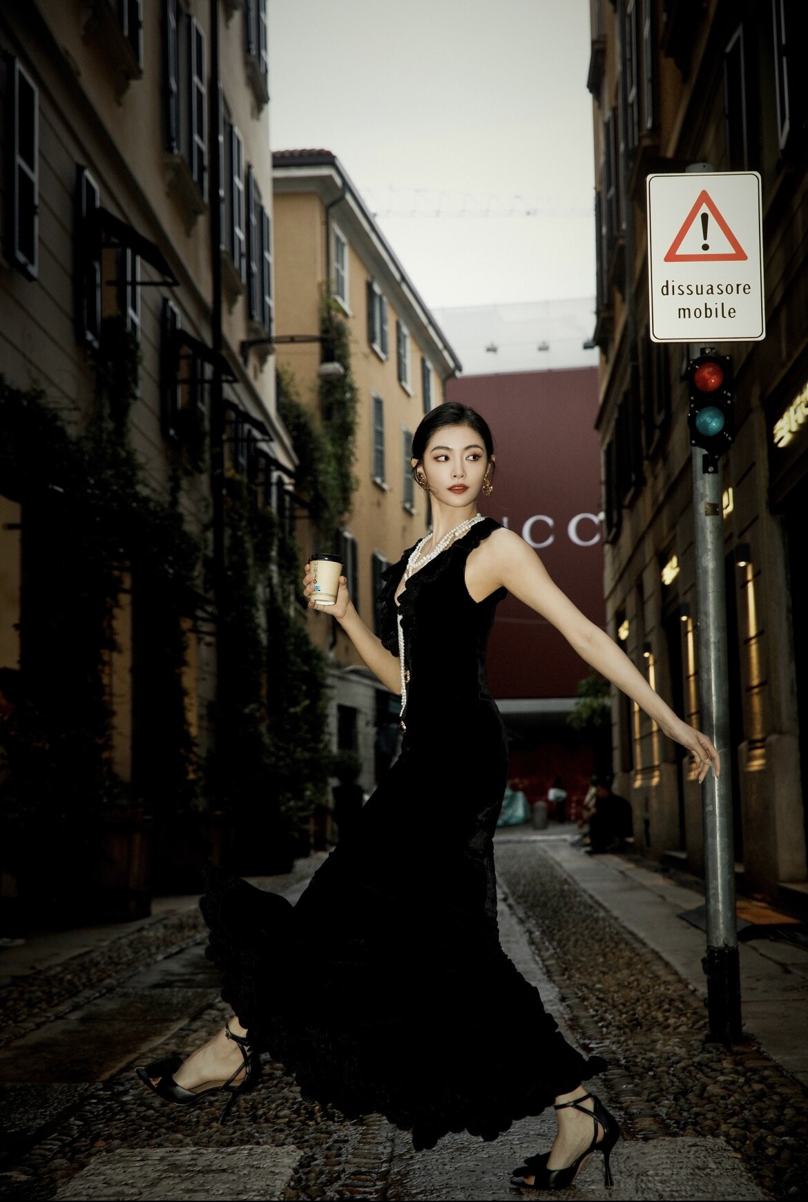 米蘭時裝週上的大陸女星：趙露思Versace展現雙重魅力、張柏芝現身Tomford美翻全網！