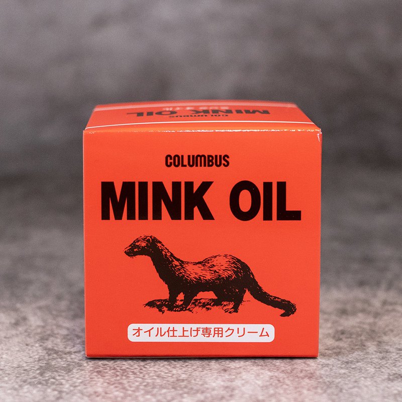 ◆ 可經由真皮的毛細孔吸收，達到滋潤與保養的功效，使用後皮革表面會泛出油亮的光澤。 ◆ 補色滋潤 恢復原本色澤亮度 修補折痕紋路。 ◆ 透明無色，適合於任何顏色的皮革。