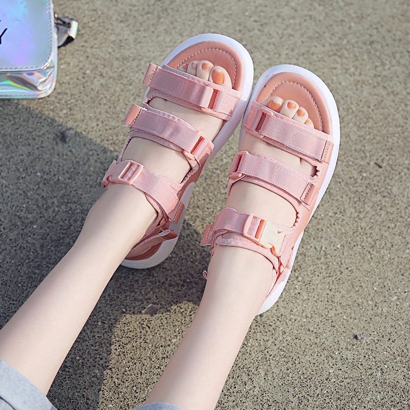 歡迎光臨億客來鞋業。能夠下單的都是有現貨的哦，請放心下單。❤請在購買前詳細閱讀 風格: 休閒 適用季節: 夏季 鞋底材質:橡膠款式: 涼鞋、拖鞋鞋面材質:帆布✦鞋身採用帆布鞋面設計，穿著舒適，讓行走更加便利✦內裡透氣，貼腳材質設計，讓你的腳時刻保持呼吸暢爽✦鞋身柔韌耐折不留痕跡，跟隨腳部變化而變化，行走無壓力✦鞋底材質彈性佳，韌性強，防滑紋設計加強抓地力，防滑耐磨✦牢固縫線設計，工整的縫線美觀時尚，不易脫落尺碼推薦：35碼適合腳長225mm36碼適合腳長230mm37碼適合腳長235mm38碼適合腳長240mm39碼適合腳長245mm40碼適合腳長250mm41碼適合腳長255mm42碼適合腳長260mm43碼適合腳長265mm44碼適合腳長270mm45碼適合腳長275mm尺寸可以參照尺碼表哦，不太清楚的地方請用聊聊聯繫客服哦！【購買須知】⛔️ ❤由於手工測量，尺寸会有些许誤差，不清楚的可以询客服，不接受的慎拍 ！❤本店薄利多銷，價格優惠質量保證，可以批發。 ❤圖片100%實拍，實物和圖片一樣，請放心下單。 ❤下標後我們會盡快幫您發貨，由於從大陸發貨，到目的地需要幾天時間，急單慎拍！ ❤對我們的商品和服務滿意的，麻煩您給五星好評哦，有不滿意的地方麻煩您在聊聊及時反饋給我們，我們一定認真處理讓您滿意！歡迎回購，謝謝！