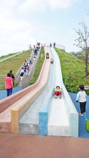 【新北市特色公園景點】員山公園-高度超過4公尺的超高速溜滑梯、滑草坡，不分年齡都可以玩的免費溜滑梯