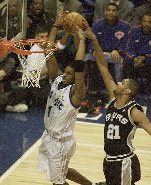 2001年明星賽巨星雲集，Tracy McGrady(左)和Tim Duncan。(圖片來源 LINE TODAY：路透社/達志影像） <br />