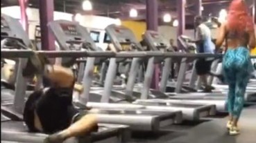 偷瞄正妹卻慘摔 她回頭後男生的反應...太神啦！