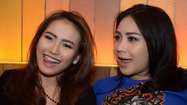 Heboh Sepatu Putih Ayu Ting Ting dan Nagita Slavina