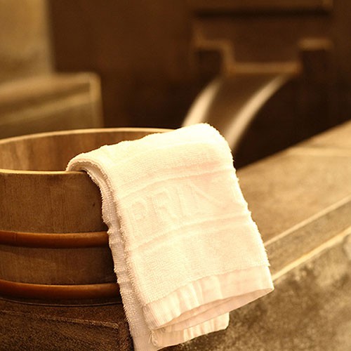 3.皇家湯屋(C/D)基本人數2人，每增加1人加收NT$900(不含套餐)。4.營業時間︰露天風呂09:00~22:00；湯屋24小時。5.本券為組合商品退換貨須整組AB券一起退還，恕不接受部分商品退