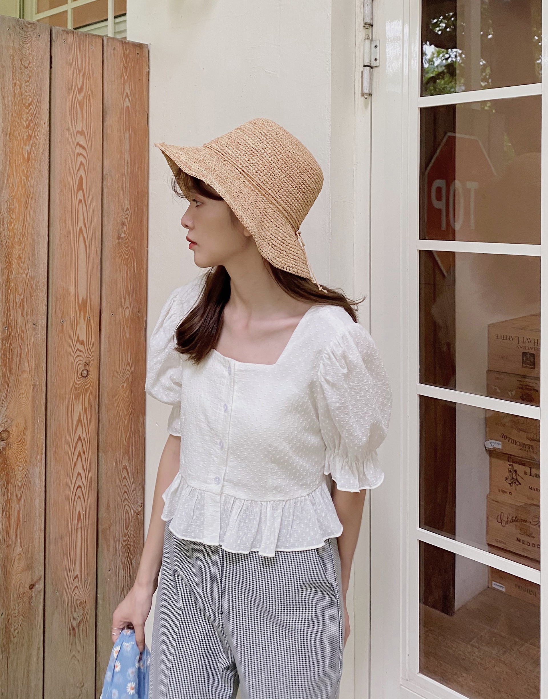 大身有內裡/f前中釦子可開式/ 方領設計/ 泡泡袖荷葉設計/ 袖口鬆緊設計