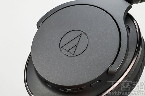 左耳罩觸控面板整合所有操控功能，上下滑動切換曲目、上下單擊調整音量，特別是將手掌覆蓋在左耳罩即可切換降噪模式。