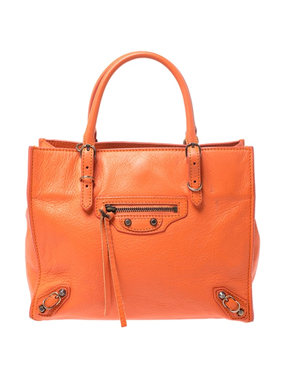 Balenciaga的Papier A4包將奢華與實用時尚完美融合。它採用皮革製成，並配有兩個頂部手柄，絨面革內飾和可拆卸鏡子。但正是拉鍊和帶扣細節使這款包如此值得