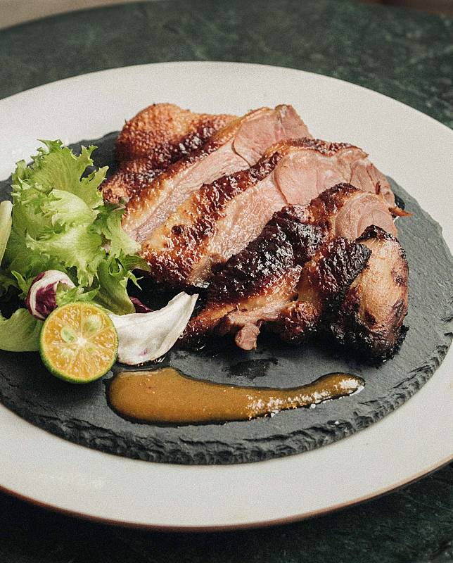 以堅持人道飼育、溯源生產，並相傳三代的鵝肉品牌《禮鵝 嘉文1976》（原嘉文生技），料理出風味迷人的「金桔燻烤鵝胸排米飯」。（圖/貳房苑LivinGreen）