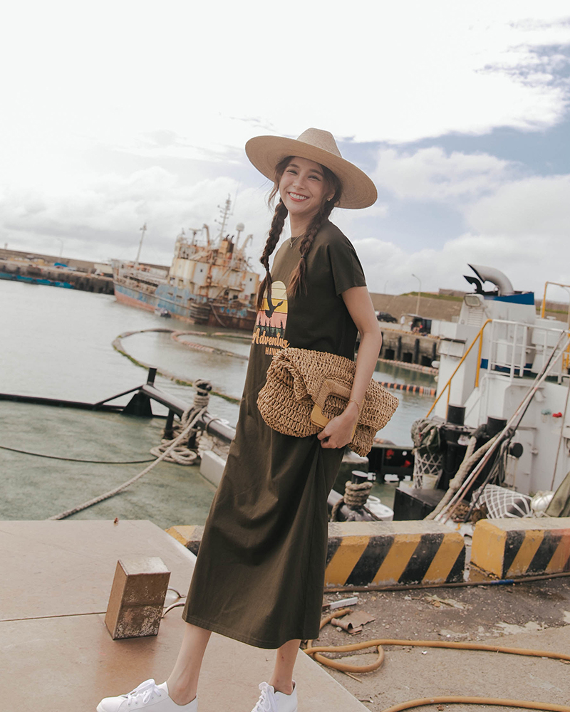 前印圖/連袖/下擺開岔/洗舊特殊織紋商品長度/長版商品版型/寬鬆商品厚薄/適中商品彈性/佳*深色布料因穿著時接觸人體溫度及洗滌後有脫色及染劑移染狀況，第一次下水脫色為正常現象。*棉/麻為天然纖維的面料