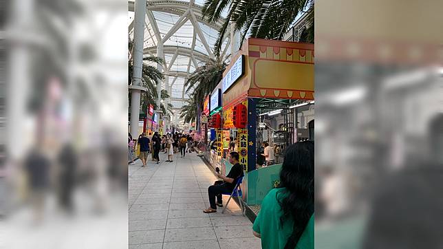 網友爆料澳門美食街攤販一份大腸包小腸賣天價。 圖／翻攝自臉書社團 新竹爆料公社