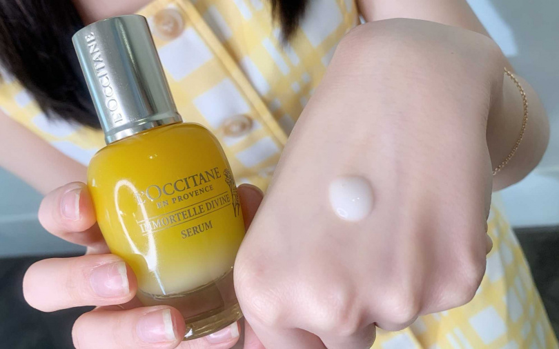 歐舒丹蠟菊賦活極萃30ml／4,600元 非常清爽的水乳狀精華，擦起來完全沒有任黏膩感。(圖／吳雅鈴攝影)