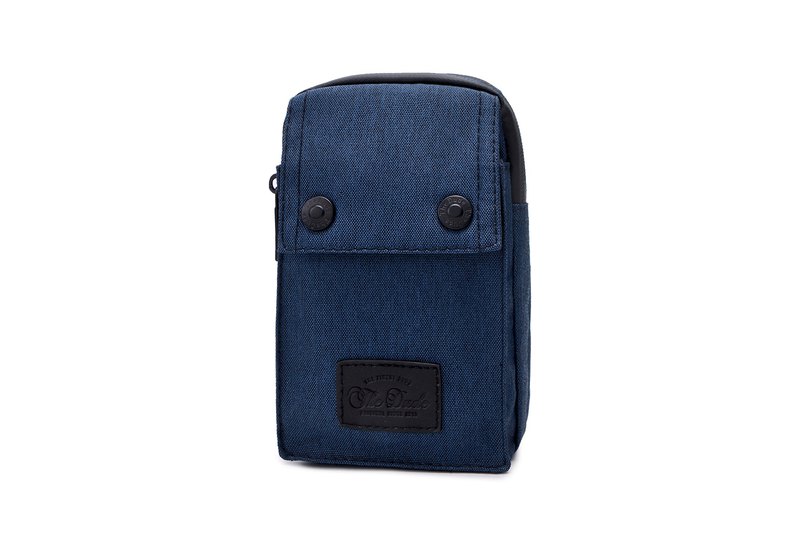 輕便的小袋是外出的最好伙伴，簡單輕巧，方形的設計讓袋的空間更實用。配以跌水尼龍布設計，使袋內的物件得到全面的保護。可拆卸的揹帶令小袋隨時轉換成腰包或掛包，配合不同需要的你。