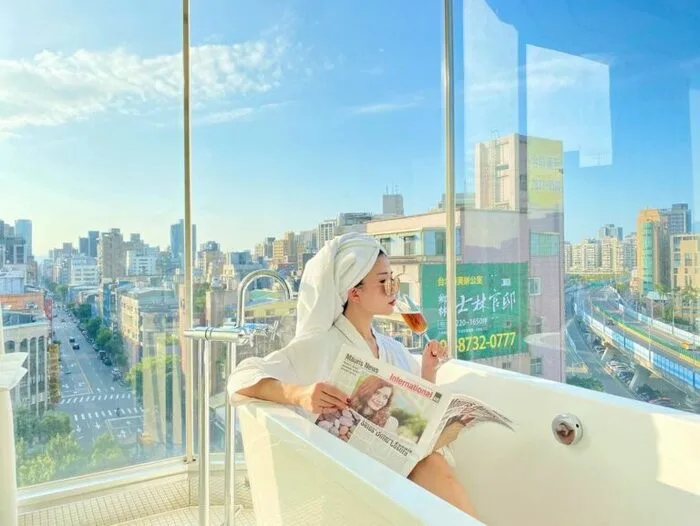 緊鄰一整片台北市景透明落地窗的浴缸照相信大家都不陌生，取景地就是這家橫掃大家IG的【喜瑞飯店 】，這間台北住宿推薦從外部建築到內部基調全都由白色組成潔白而舒適，一樓交誼廳還有提供免費下午茶，無論是商務或度假都非常適合。
