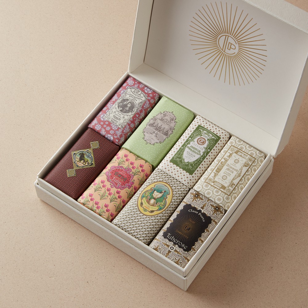 採用香氛精油製作，成分單純，使用安心。第二至三道：反覆的研磨工藝成就香氛皂的光滑表面，並能更佳持久地延長香氣及使用壽命，硬度強不易因潮濕而液化，一顆可以使用很久。在層壓階段，任何殘留碎屑顆粒將會被拉平