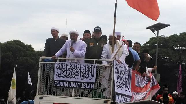 Ketua Komisi 3 Bambang Soesatyo, Mulfachri, Dwi Ria Latifah, arsul Sani, Trimedya Pandjaitan, Masinton Pasaribu, Riska Mariska, dan Fahira Idris bersama AM Fatwa ikut menaiki mobil komando bersama Sekjen FUI Al Khaththath dan imam besar Front Pembela Islam Habib Rizieq Shihab usai rapat bersama orator pada aksi 212 jilid 2, Selasa (21/2/2017). Tirto.id/Adrian Pratama Taher.