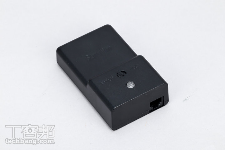 裝上電池後，用連接線結合踏板與方向盤，選擇要連接的裝置類型，再按住藍牙收發盒的按鈕，亮燈後即可開始配對。