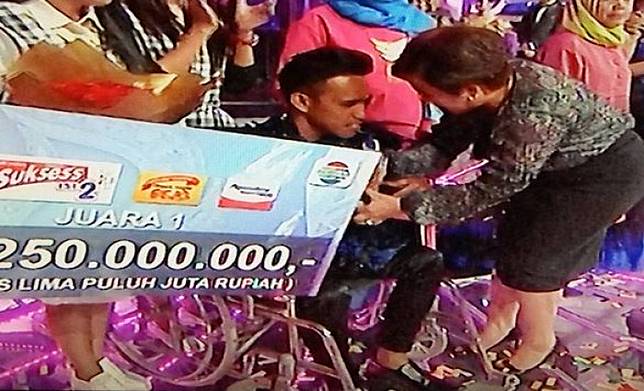 Fildan menerima hadiah dan ucapan selamat di atas kursi roda. (Instagram)