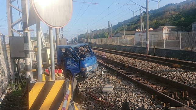 今天上午7點半，彰化開往新竹的區間車，在苗栗龍港到白沙屯間的山邊平交道，發生西正線火車與小貨車發生事故，台鐵處理中。苗栗縣消防局表示，小貨車駕駛跳出車外，無人受傷受困。記者范榮達／攝影