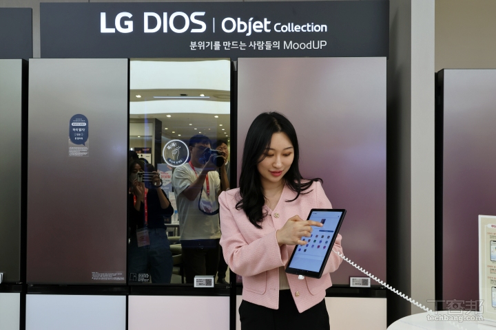 LG 展示可變色的 MoodUP 冰箱，冰箱門可以變身成 Party 燈光、還內建藍牙喇叭可以用冰箱播音樂