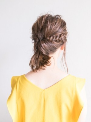 伸ばしかけのボブがすっきり 簡単おしゃれなひとつ結び