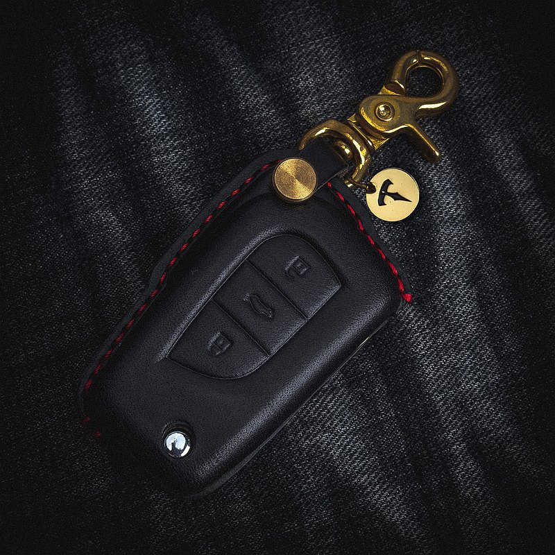 延續義大利傳統的植鞣革工法， 採用職人最引以為傲的義大利頂級植鞣革牛皮 因而誕生獨一無二且無與倫比之作品 以前台灣以MIT(Made in Taiwan)聞名世界， 現在，我們要以DIT(Design