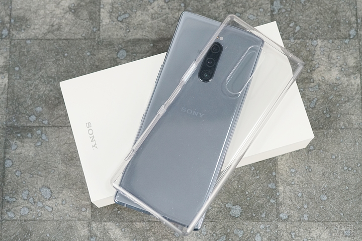 包裝內會附上透明軟殼保護套。