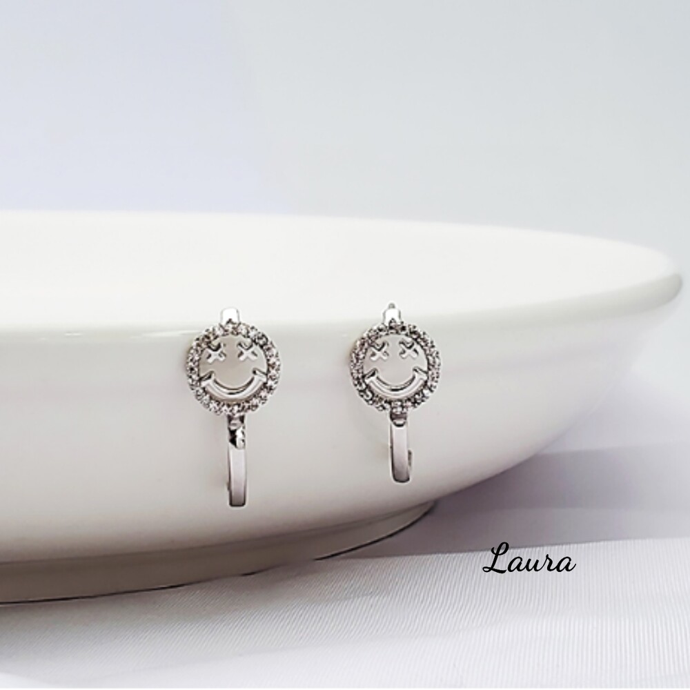 ※一次擁有多款造型耳環 ※提升自身的魅力，讓我們獲得更多的錢財運，也能改善我們自己以及家人的運勢，讓我們可以獲得更多的好運。 精鍍合金材質，隨時間使用而造成氧化，這是正常的物理現象。畢竟它不是貴重金屬