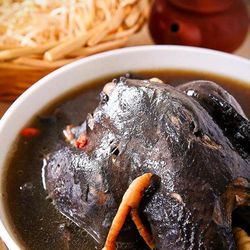 ◎褒全雞湯 | 鍋物｜湯品｜羹湯 | 即食料理∣滷味 | 風味美食|◎嚴選百年迪化老店草本食材|◎鹿茸遇上仙草調和出更溫和的屬性種類:火鍋/鍋物風味:日式口味:不辣主要食材:雞肉保存方式:冷凍-18℃