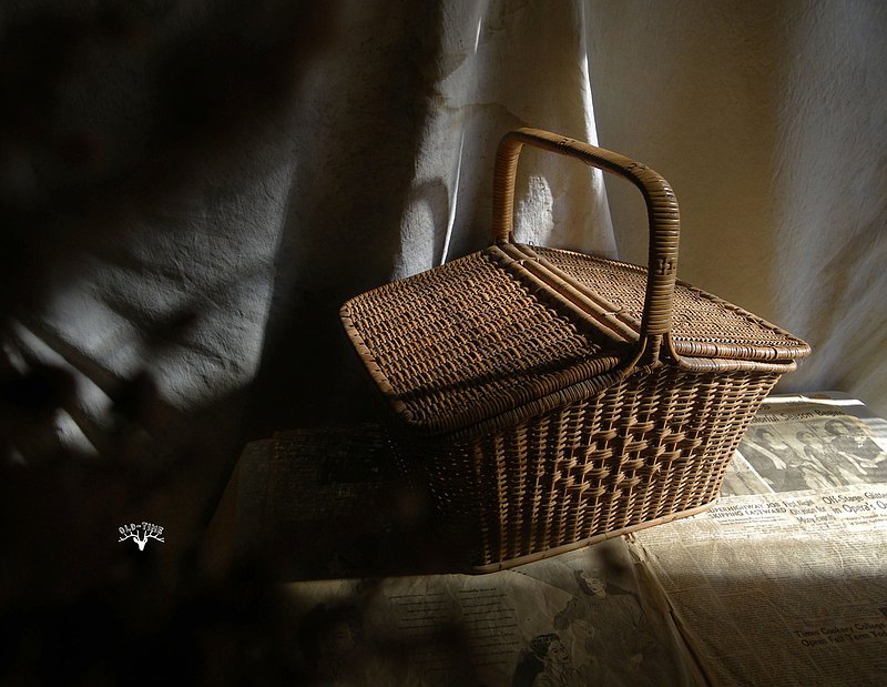 早期台灣製野餐籃 材質 : 藤編 尺寸 : 約 45 X 35 CM 高約 45 CM ( 含提把高度 ) ※實際商品請以細圖為主，若細圖有不足之處，可以提出補拍，以免收到商品有爭議喔