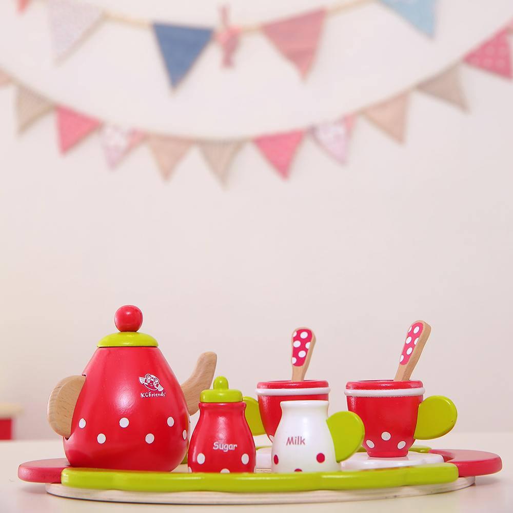 C妹茶壺組是木質打造的精美英式下午茶扮家家酒茶具。配件中含有茶壺、茶杯、茶匙、調味罐、雲朵杯墊,更有一個大人也想拿來用的可愛托盤。安全無毒的塗料讓家長可以安心讓小朋友當作下午茶的茶具來遊戲。遊戲中增進