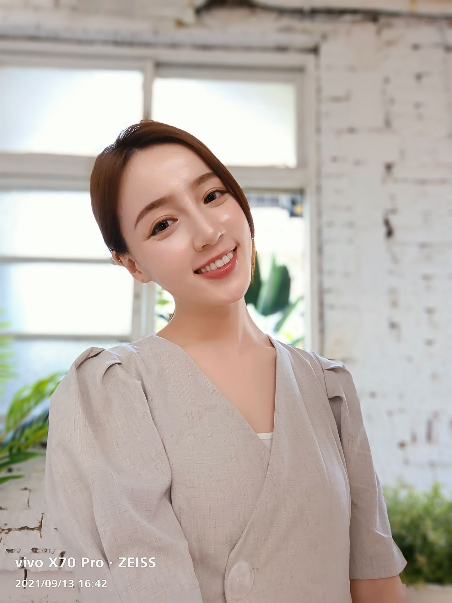 人像背景虛化相當自然，讓人物得以更凸顯。