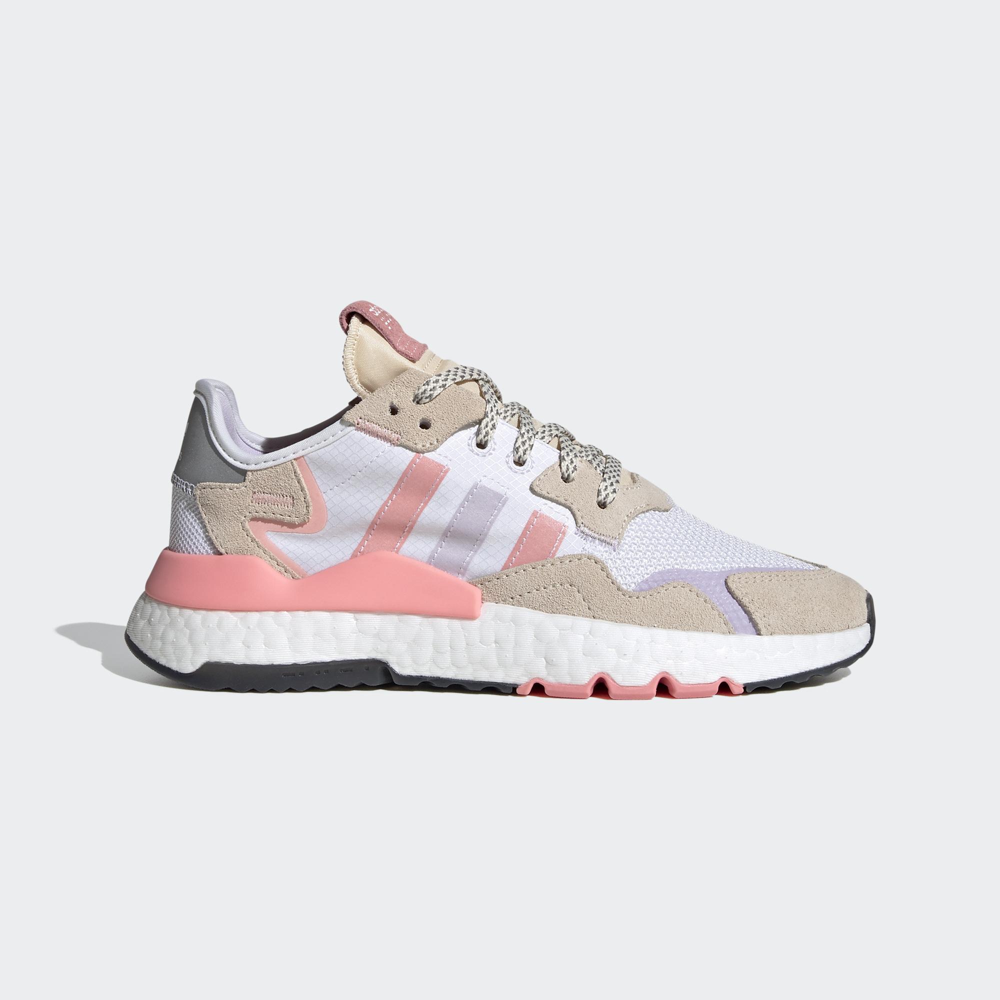 綴反光細節的經典鞋