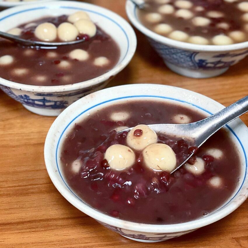 羅東美食，羅東紅豆湯圓位於中山路和中正路街口，鄰近羅東夜市。店裡販賣的品項只有湯圓和紅豆。