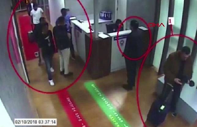 Sebuah video yang diambil dari rekaman CCTV yang diperoleh dari kantor berita Turki DHA menunjukkan tim Arab Saudi yang dicurigai terlibat dalam hilangnya jurnalis Arab Jamal Khashoggi di Bandara Ataturk pada 2 Oktober (AFP melalui Middle East Eye)