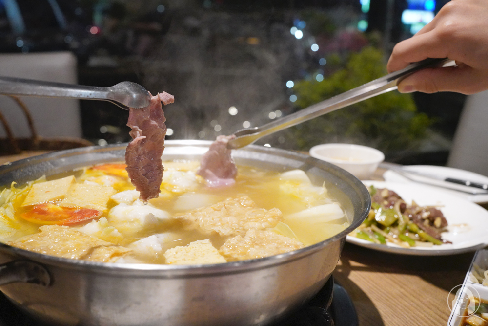 高雄.美食 牛老大涮牛肉二店食記，產地直送溫體牛就是威！鮮甜嫩掛保證，美味湯頭喝到見鍋底