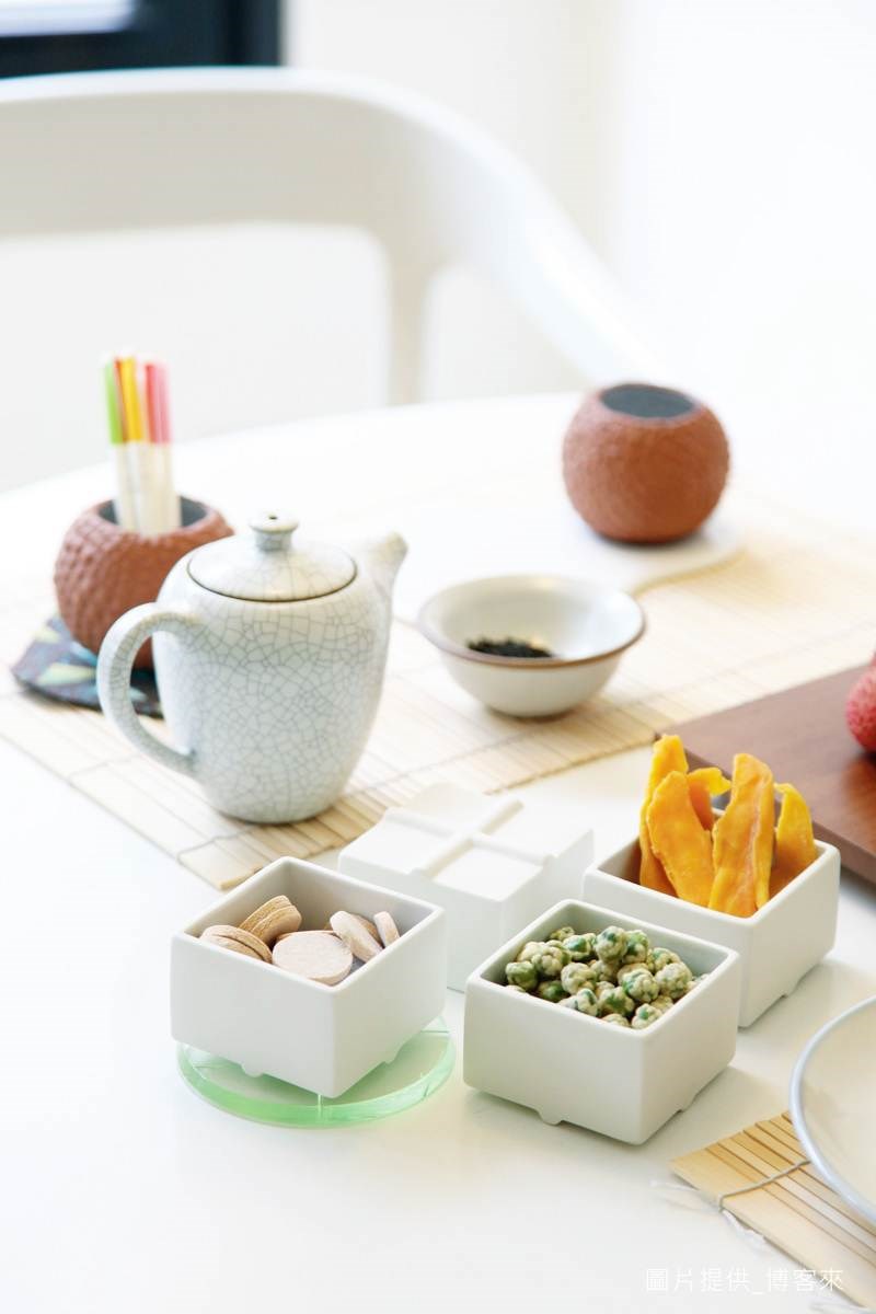 台灣手作食器有著溫潤、質樸的性質，多以陶製食器為主