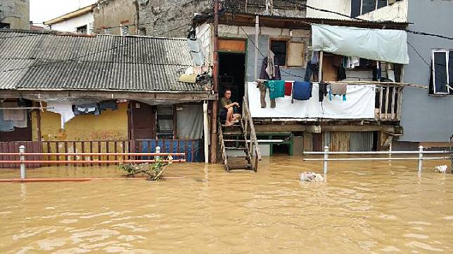 Rumah-rumah warga yang terendam air banjir setinggi 2 meter di kawasan Kampung Pulo, Jakarta Timur, Selasa, 6 Februari 2018. TEMPO /M Julnis Firmansyah