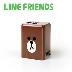 ◎◆ 2.4A快速省時充電，充平板也OK|◎◆ 保護回路，不過熱、不爆充|◎◆ 全電壓設計100V~240V，出國旅行也方便商品名稱:LINEFRIENDS2.4A隱藏式雙孔USB充電器-熊大(LN-AC240)-網類型:線材工具顏色:隨機出貨特殊功能:無