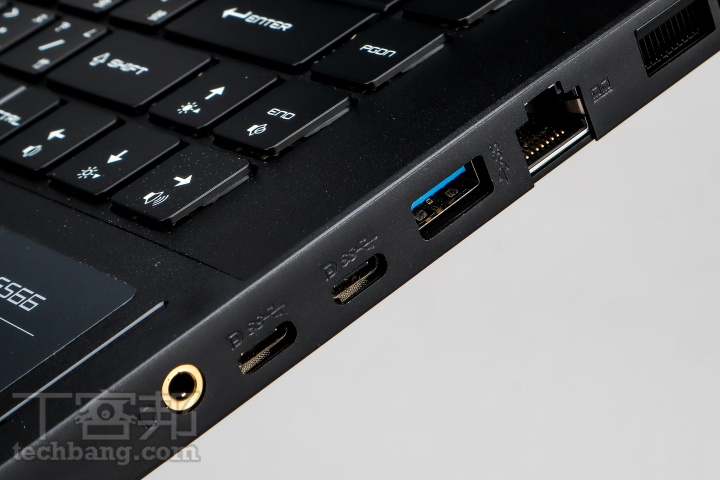 Stealth GS66 右側 I/O 連接埠除了 USB-C 與USB Type-A 之外，還有耳麥複合孔與 RJ-45 端口，連接有線網路不必仰賴額外配件。左右都有 USB Type-A 的設計，提供了相當大的連接彈性。