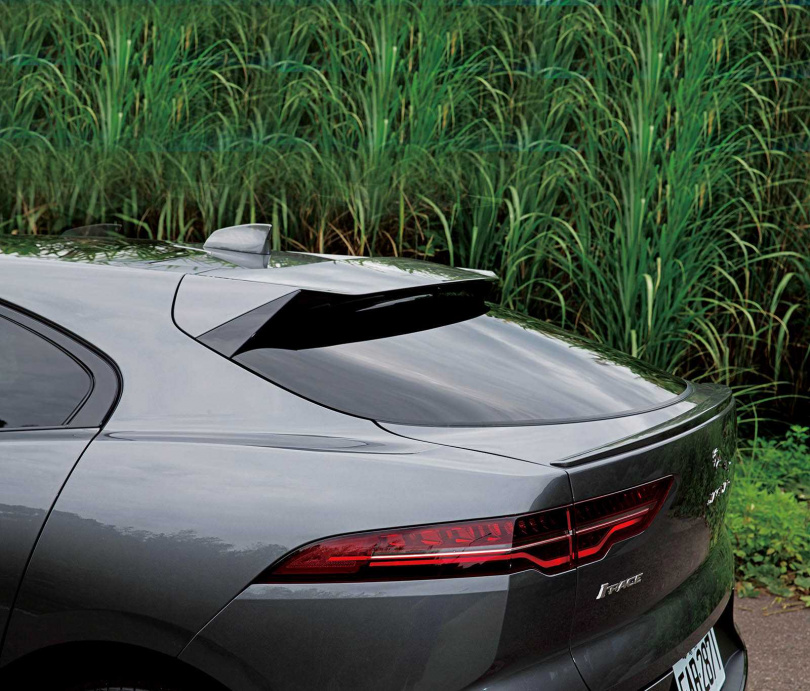 車尾的上尾翼除了增添跑格，對於降低風阻也有很大的幫助。（圖／黃耀徵攝）