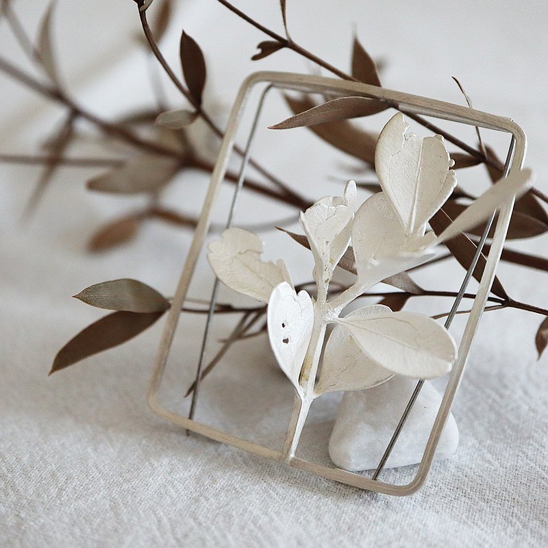 限定系列 〖Room of windows〗 由真實植物鑄造而成，每款只有一件，正如「您」也是世上如此獨特的存在。