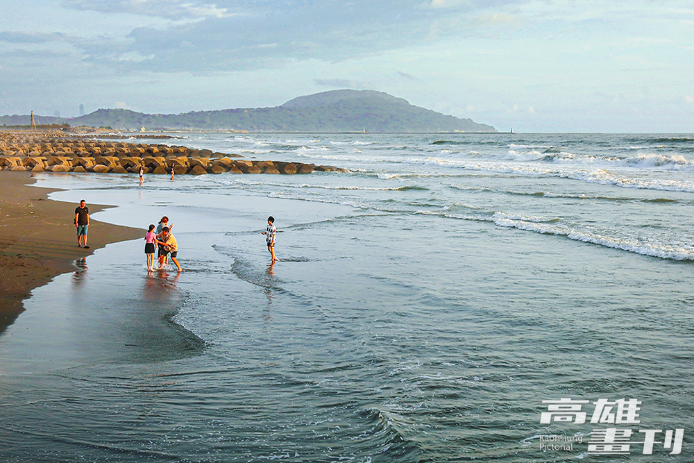 蚵仔寮漁港擁有「治療情傷」漁港的美名，漁港旁還有一片沙灘，可來踏浪戲水吹海風。(攝影/Carter)
