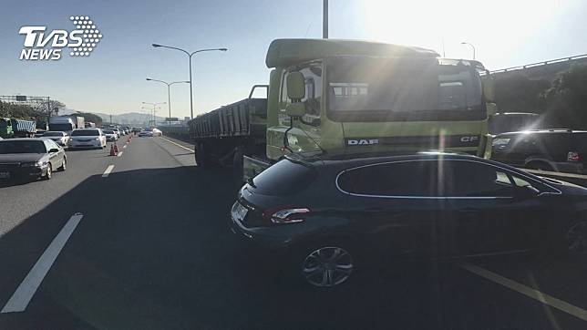 國道驚魂26秒！　轎車換道遭貨車推撞500米