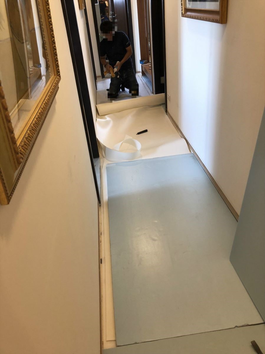 在結構層與PS板間鋪上防潮布。(本圖片為網友Emily授權使用，非設計家網站設計師之作品)