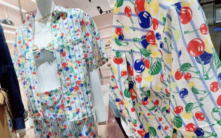 襯衫、小短褲、比基尼成套搭配起來。（圖／吳雅鈴攝）