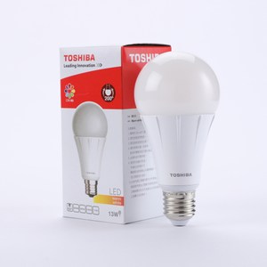 日本品牌 TOSHIBA 東芝照明 所推出的LED廣角球泡型燈泡 發光效率 107 lm/W 色溫 3000K 演色性 Ra80 110V單電壓使用 節能省電，高發光效率 採E27燈座，泛用性高 保護