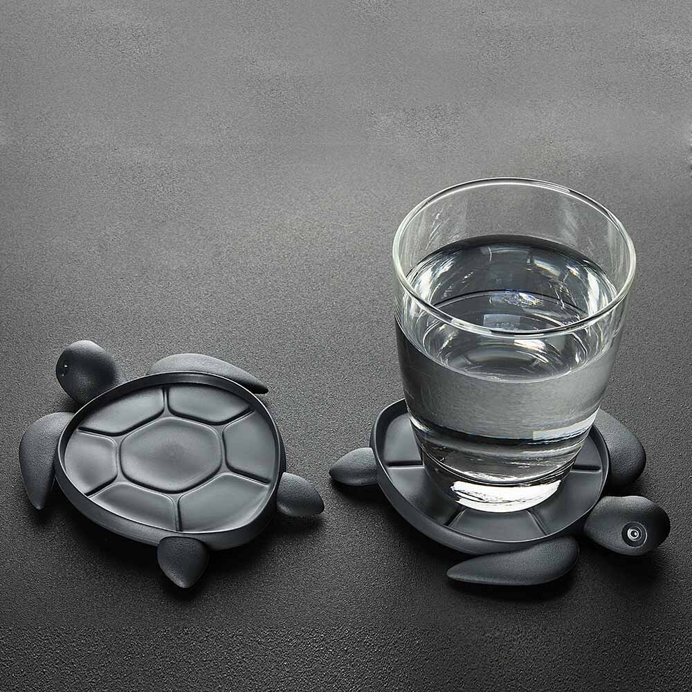 給海龜一個安心的環境每分每秒，海洋中總有塑料垃圾漂浮著，而可憐的海龜不管多麼努力，總是無法逃脫到處都是的寶特瓶，甚至誤食導致死亡。請多愛護我們的海洋，讓海中生物有個安心的生存環境。黑色款：使用國際環保